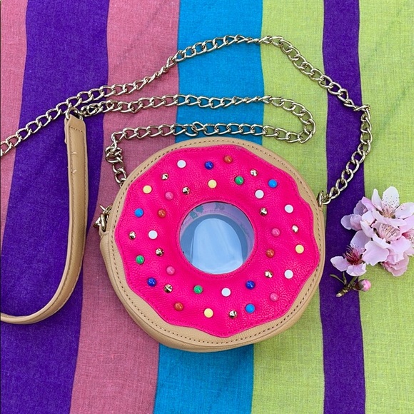 Betsey Johnson Handbags - 🍩 Betsey Johnson ADORABLE Donut Crossbody Purse!!